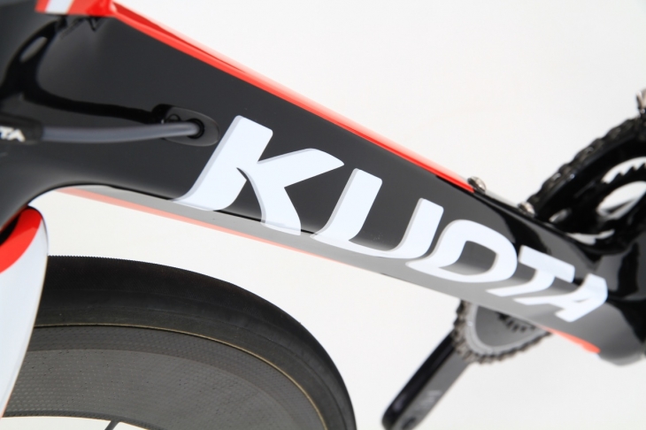 KURARO ハイエンドモデルに匹敵する走りを実現したプライス KURARO ハイエンドモデルに匹敵する走りを実現したプライス